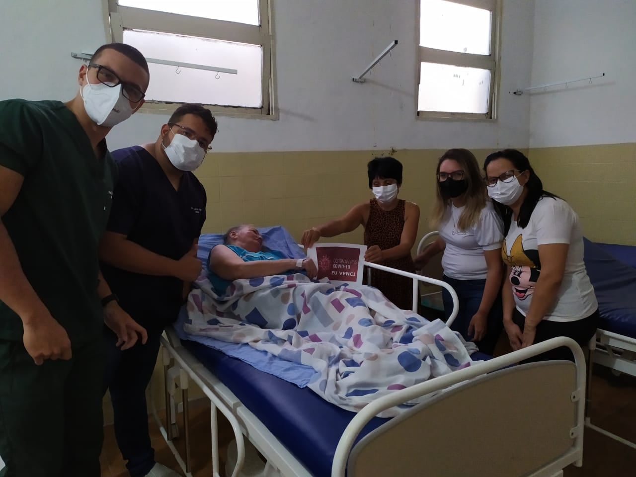 Paciente de 83 anos recebe alta após dias de internação em tratamento da COVID no Hospital municipal de Areia