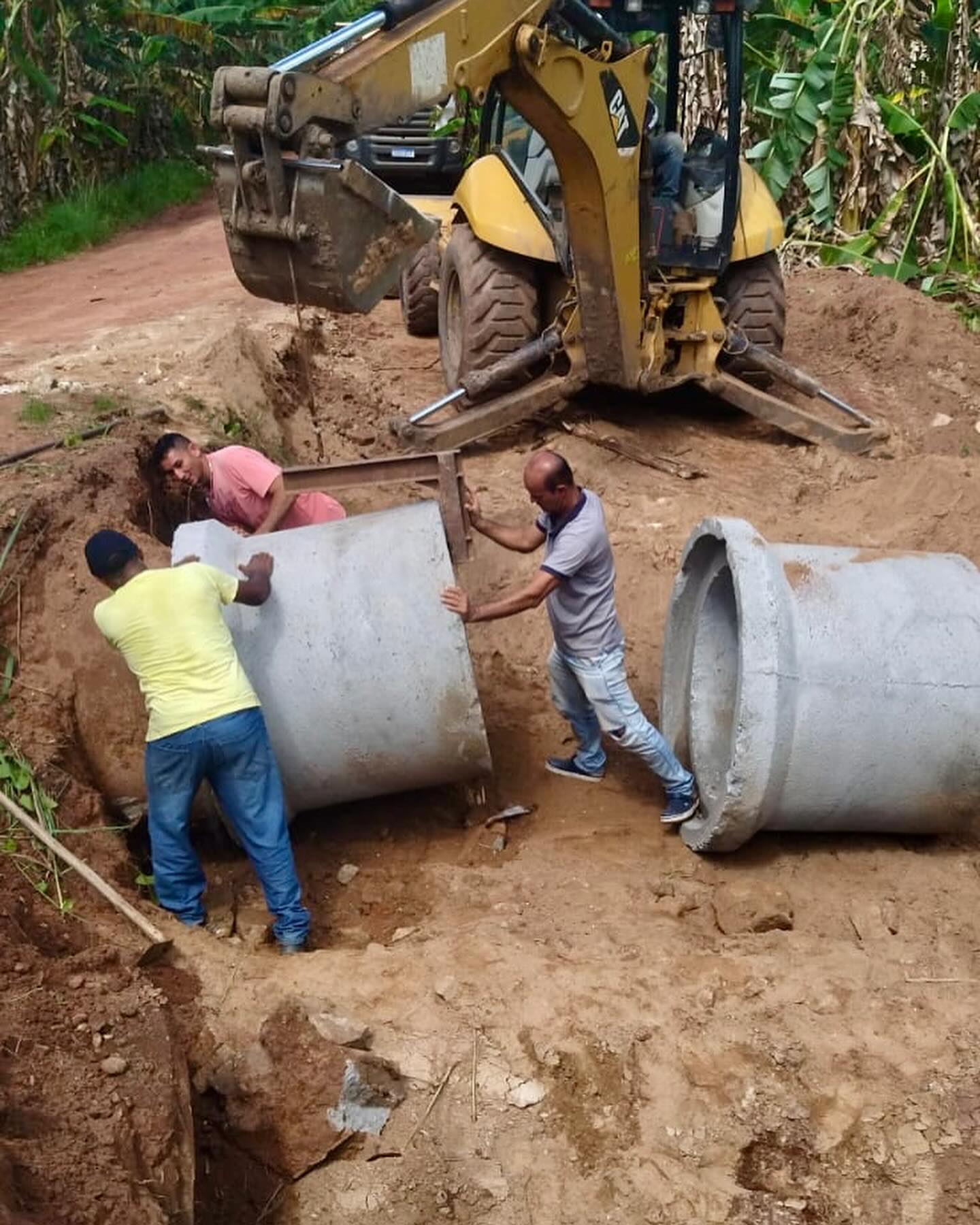 Estradas vicinais das comunidades de Ipueirnha e Várzea do Quoaty sao beneficiada com a colocação de bueiras 