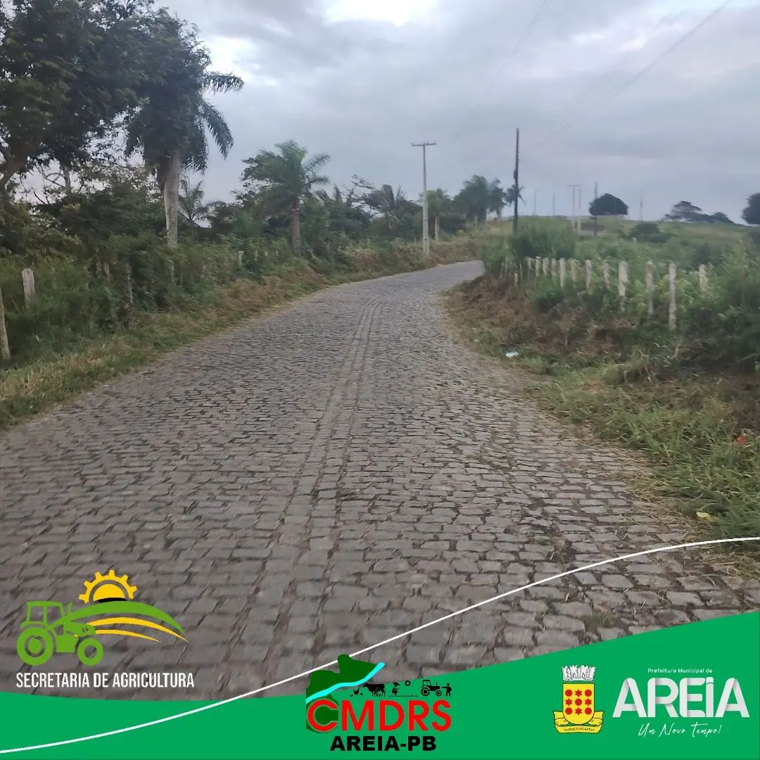 Secretaria de Agricultura de Areia realiza serviço de roço de mato na estrada que liga Areia ao Distrito de Mata Limpa
